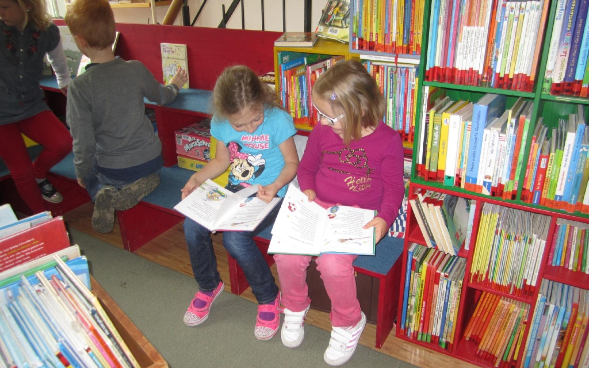 Kindergartenkinder besuchen die Bücherei Griffen