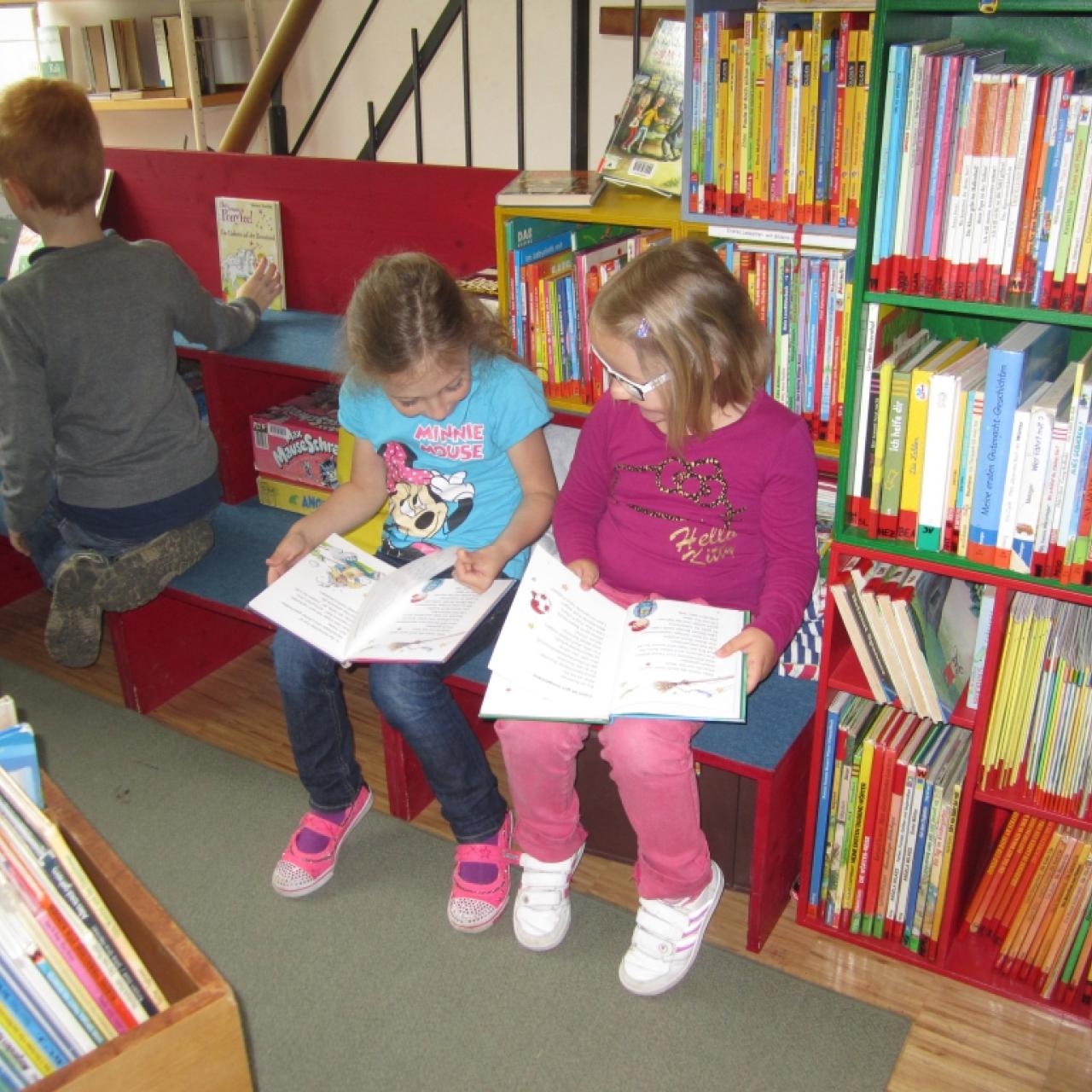 Kindergartenkinder besuchen die Bücherei Griffen