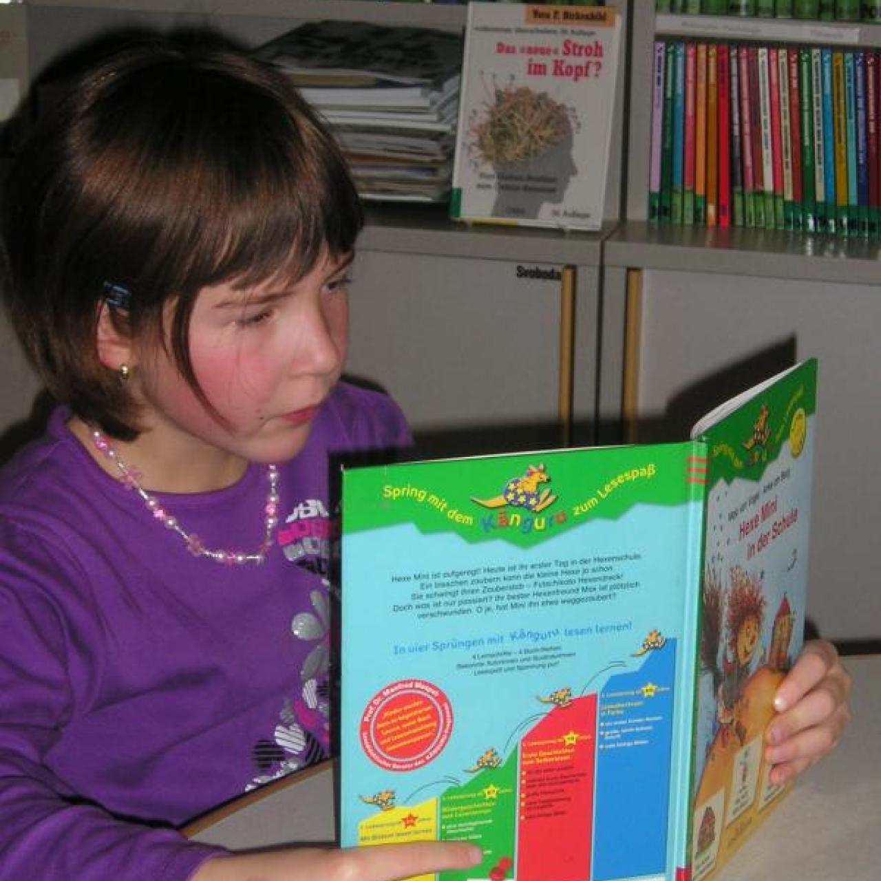 Mädchen mit Buch